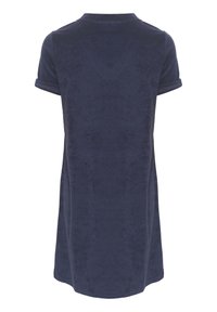 Robe bleu marine à manches courtes en tissu doux et texturé, avec des manches retroussées et un col rond, présentant une coupe décontractée et ample.