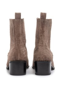 Botines de ante marrón con un patrón de cocodrilo texturizado, punta cuadrada, tacón bajo y una lengüeta en la parte posterior para facilitar el uso.