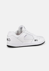 Sneaker in pelle bianca con accenti perforati, lacci piatti, suola in gomma nera e dettagli del logo discreti sul lato e sulla linguetta.