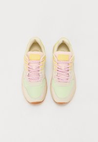 Sneaker multicolori con tomaia in mesh e suede. I colori principali sono verde chiaro, giallo e rosa. Presentano lacci texturizzati e suole morbide.