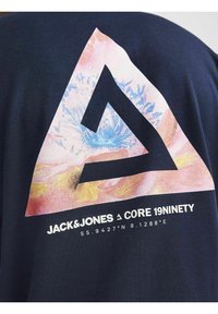 Jack & Jones JCOTRIANGLE CREW NECK  - Tricou cu imprimeu - navy blazer