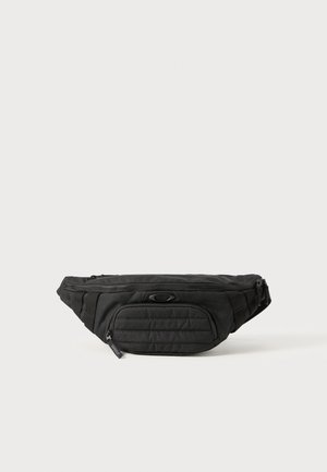 Saco de cintura preto feito de um tecido durável. Apresenta um bolso frontal com fecho zipp e detalhes acolchoados, além de um compartimento principal com fecho zipp.