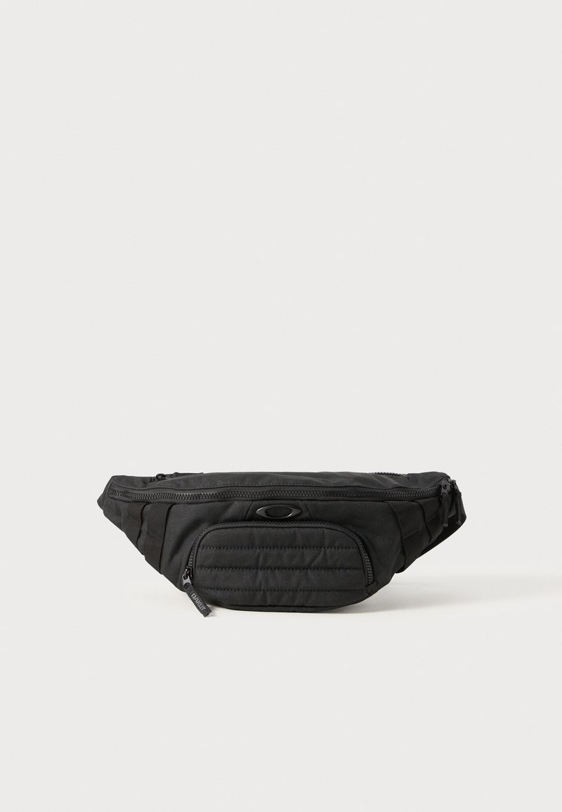 Schwarze Bauchtasche aus robustem Stoff. Sie verfügt über eine vordere Reißverschlusstasche mit gesteppten Details und ein Hauptfach mit Reißverschluss.