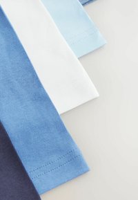 Vier überlappende Ärmel in unterschiedlichen Farbtönen: dunkelblau, hellblau, weiß und blassblau. Der Stoff ist glattes Baumwollmaterial mit sichtbaren Nähkanten.