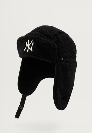 Chapeau de trappeur en polaire noire avec des rabats d'oreilles, arborant un logo NY brodé en blanc. Texture douce et détail de sangle ajustable.