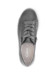 Graue Leder-Sneaker mit ovaler Zehenpartie, Schnürdesign, zwei seitlichen Reißverschlüssen und einer strukturierten Gummisohle. "Gabor"-Logo auf der Innensohle.