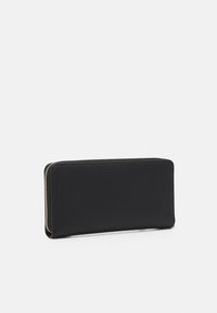 Portafoglio in pelle nera con una texture liscia, forma rettangolare e dettaglio della cerniera dorata. Presenta un design snello senza loghi visibili.