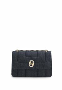 Denim-Crossbody-Tasche mit goldfarbener Hardware, gesteppter Optik und Kettenriemen. Auf der Vorderseite befindet sich ein auffälliges Logo.