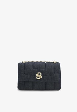 Denim schoudertas met goudkleurige hardware, gequilt ontwerp en kettingriem. Bevat een prominent logo aan de voorkant.