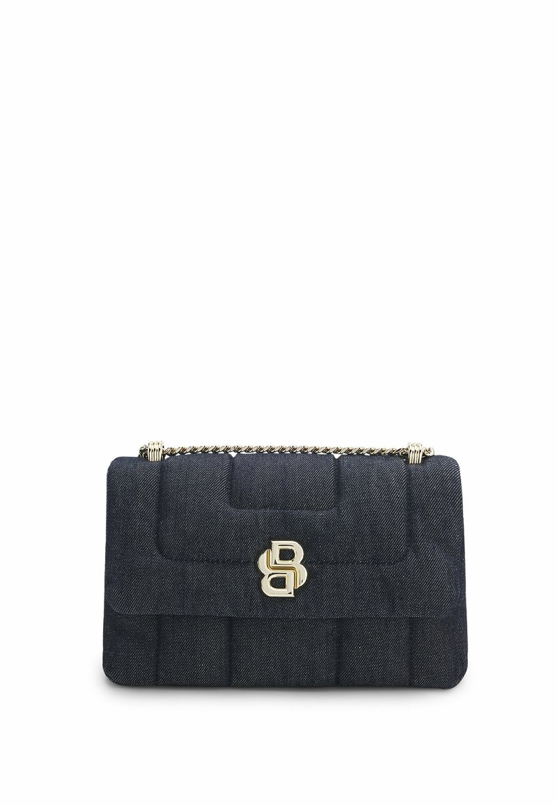 Denim-Crossbody-Tasche mit goldfarbener Hardware, gesteppter Optik und Kettenriemen. Auf der Vorderseite befindet sich ein auffälliges Logo.