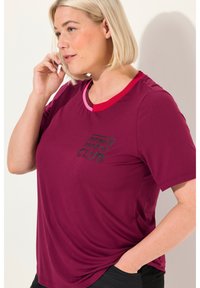 Ulla Popken QUICK DRYING SHORT SLEEVE - Camiseta estampada - wine red