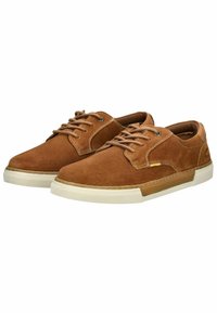 Braune Wildleder-Sneaker mit strukturiertem Obermaterial, runder Zehenpartie und weißer Gummisohle. Mit tonalem Nähen und Schnürverschluss.