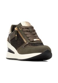 Zapatillas de ante verde y tela negra brillante con un acento metálico dorado, que cuentan con una cremallera lateral y una suela media blanca.
