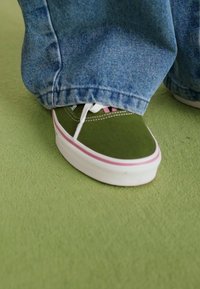 Vans AUTHENTIC - Sportbačiai - binding green/pink