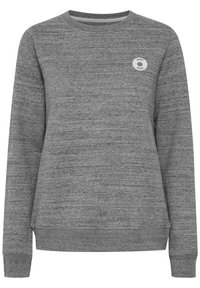 Grå fleecegenser med rund hals, lange ermer, ribbekant på mansjettene, og en liten sirkulær logo på brystet. Slank tekstur.