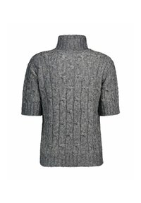 Maglione grigio a maniche corte con collo a dolcevita in lavorazione a treccia, con orlo e polsini a coste spessi su sfondo bianco.