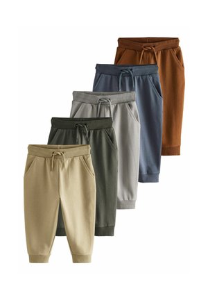 Fem par sporty bukser vist i et gradient: beige, olivengrøn, grå, blå og brun. Hvert par har lommer og en elastisk talje.