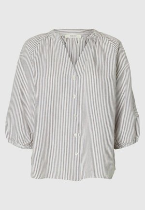 Hvit bluse med tynne, vertikale brune striper, rund halslinning, knappet front og 3/4-puffede ermer med elastiske mansjetter.