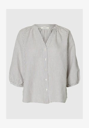 Valge pluus õhukeste vertikaalsete pruuni triipudega, ümar kaelus, eest nööbitav ja 3/4 pikkuste õhuliste varrukatega, mille all on elastsed mansetid.