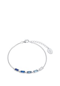 Pulsera de cadena de plata con piedras rectangulares azules y turquesas, que cuenta con un cierre de langosta y una etiqueta ovalada adjunta con grabado.
