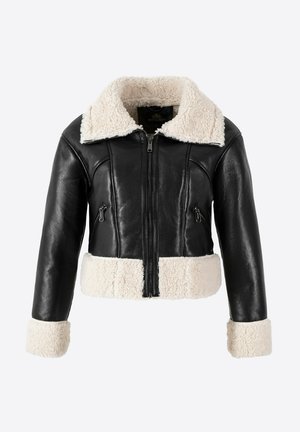 Zwarte leren cropped jas met een pluche witte shearling kraag en manchetten. Voorzien van twee ritszakken en een ritsluiting aan de voorkant.