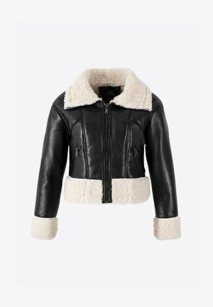Schwarze Leder-Cropped-Jacke mit einem flauschigen weißen Schafsfellkragen und -manschetten. Verfügt über zwei Reißverschlusstaschen und einen Reißverschluss vorne.