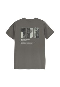 Graues Baumwoll-T-Shirt mit lockerer Passform. Auf der Rückseite befindet sich ein grafischer Druck in Schwarz und Weiß, einschließlich Text und rechteckigen Designs.
