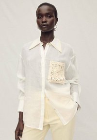 Mango EMBRO - Bluza z gumbi - off-white