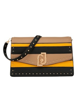 Rechthoekige clutch met beige, gele en zwarte horizontale strepen, gouden studs, zwarte band met studs en gouden decoratieve sluiting.