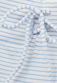 Witte stof met lichtblauwe strepen, voorzien van een strikdetail. De textuur is zacht, met een snug fit en ontwerp met elastische tailleband.