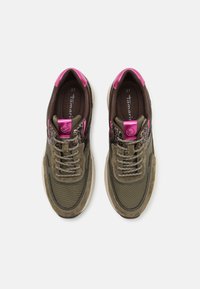 Sneakers marroni e oliva con accenti rosa, in tessuto a rete e con texture, dettaglio laterale leopardato, lacci grigi e suola chunky. Taglia 37.