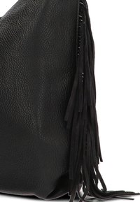 Bolso de mano de cuero negro con una superficie texturizada y largos flecos de ante. Presenta una forma relajada y una construcción suave.