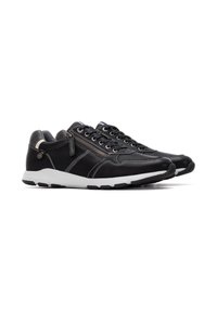 Zapatillas negras de cuero con acentos grises, un acabado texturizado, suelas blancas y costuras en contraste. Entre sus características se incluyen cordones y una cremallera lateral.