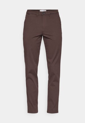 Brune bomulls chinos med rett ben-design, frontlommer, knappelukking og en ren finishing ved bunnen.