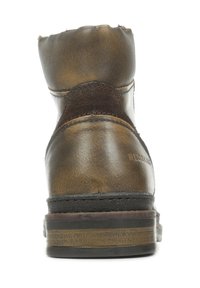Bottine en cuir marron avec un dessus texturé et doux, et un talon lisse. Comprend une semelle en caoutchouc et des détails de couture subtils.