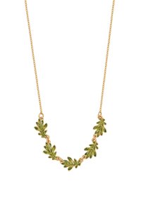 Kuldne kaelakee, mille alumisel osal on ühtlaselt jaotatud seitse rohelist emaljast tammelehe ripatsit valgel taustal.