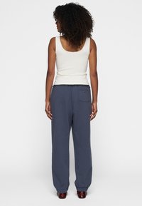 10DAYS SLIM FIT biały