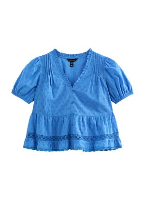 Blusa azul de manga corta con escote en V, patrón texturizado de puntos, detalles de pliegues en los hombros y encaje arriba del dobladillo con volantes.