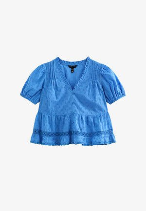 Blusa blu a maniche corte con scollo a V, motivo a puntini in rilievo, dettagli a piegoline sulle spalle e bordatura in pizzo sopra l'orlo arricciato.