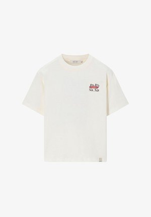T-shirt blanc à manches courtes avec col rond, avec un petit motif de deux poissons dessinés portant une planche de surf rouge sur la poitrine gauche.