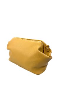 Borsa a pochette in pelle gialla con superficie texturizzata, dotata di chiusura con cerniera superiore e di un anello laterale per il fissaggio. Forma rettangolare compatta.