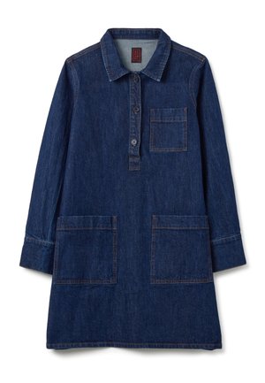 Donkerblauwe denimjurk met lange mouwen, vier zakken, een kraaghals en een knoopsluiting aan de voorkant. Getextureerde stof met zichtbare stiksels.