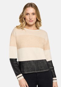 Sweter w paski o prążkowanej fakturze. Kolory obejmują jasny beż, kremowy i czarny. Posiada długie rękawy i okrągły dekolt.