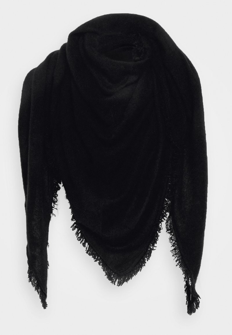 Écharpe triangulaire noire avec bords frangés, présentée avec de doux plis sur un fond blanc.