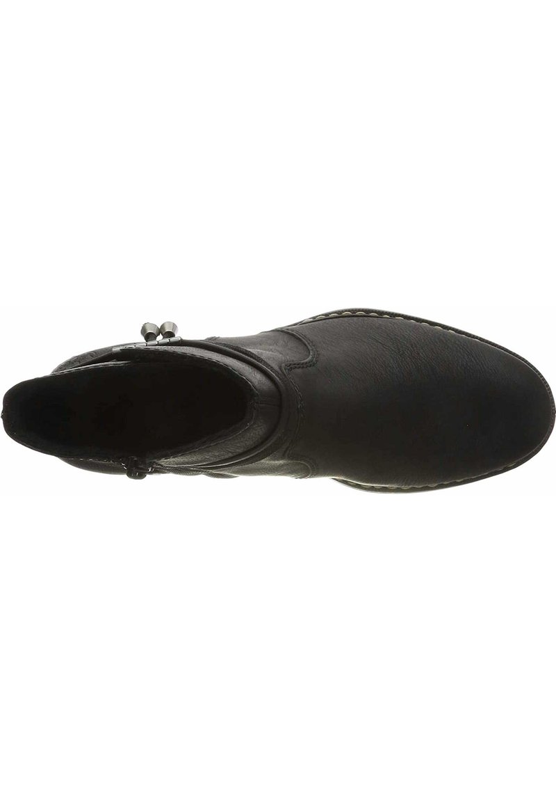 Botín de cuero negro hasta el tobillo con punta redondeada, cremallera lateral y acentos metálicos decorativos. Textura suave y detalles de costura alrededor de la suela.