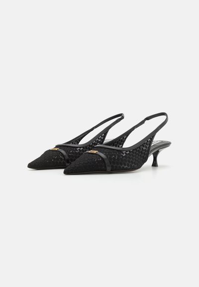 Tacones slingback negros con punta afilada, parte superior de punto texturizado y acentos de piel charol. Tacón pequeño y curvado, detalle de hardware metálico.