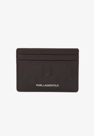 Pruunist nahast kaarditasku, millel on mitu kaardipesa, reljeefne geomeetriline muster ja hõbedane "KARL LAGERFELD" logo. Sile tekstuur.