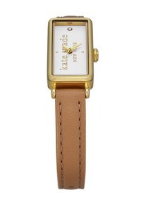 Reloj rectangular color dorado con cara blanca y logotipo, un diamante como acento, y correas de cuero marrón con costuras visibles.