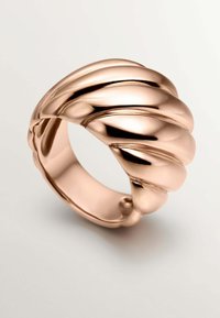 Anillo de oro rosa con un diseño de ola audaz y esculpido, que exhibe superficies lisas y reflectantes y una banda ancha.
