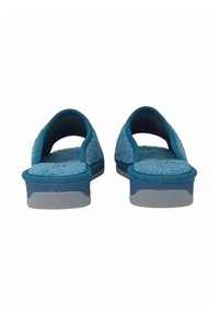 Pantofole slip-on di un blu chiaro, con una texture soffice, con tallone aperto, sottopiede sagomato e suola in gomma grigia. Nessun motivo o hardware visibile.